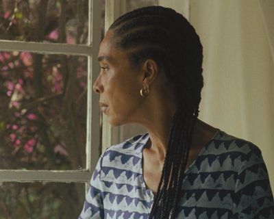 Clarissa review – Sophie Okonedo mesmeric as Virginia Woolf’s Mrs Dalloway decamps to Nigeria
