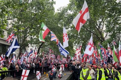 Tommy Robinson’s march and pro-Palestine protest both under way in London