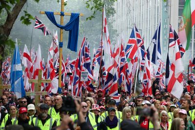 Police arrest 43 people as thousands join rival London protests