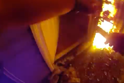 Police officer kicks down burning door and rescues mother and children