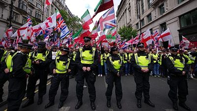 London police out in force as tens of thousands attend rival rallies