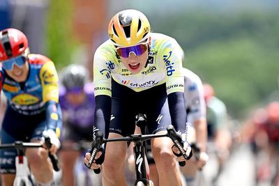 'You need to pick your battles' - Yellow jersey Mischa Bredewold holds Itzulia Women race lead as late attackers disrupt her focus for another stage win