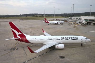 WATCH: Qantas passenger banned after biting flight attendant on Melbourne–US flight diverted to Tahiti; here’s what happened next