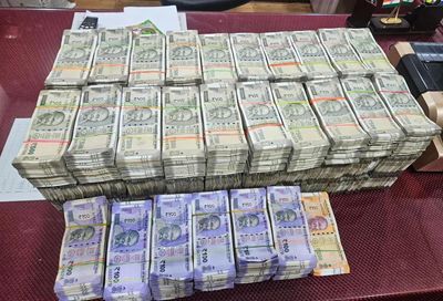 Gujarat Police recover nearly 3 crore unaccounted cash from car in Dahod district, probe underway