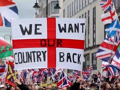 Tens of thousands march in London in separate immigration, pro‑Palestinian protests