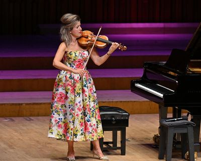 Anne-Sophie Mutter review – star violinist celebrates 50 years in brilliant style