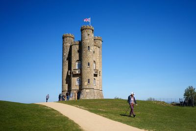 Temperatures to rise to mid-20s ahead of bank holiday weekend