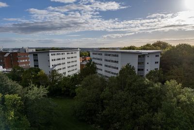 Medic with hantavirus symptoms in UK hospital as nine virus contacts to arrive