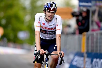 Giulio Pellizzari struggles at Giro d'Italia on Corno alle Scale summit finish due to stomach problems