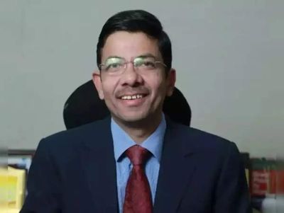 If oil stays above $100/ barrel and RBI stops managing volatility, Re would be 102 against dollar: Naveen Mathur