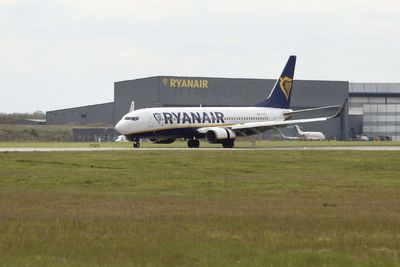 Ryanair sees fares and costs under pressure due to Iran war