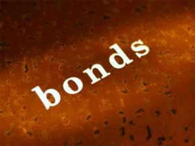 Surging global bond yields, elevated oil deepen rupee's slide to record lows