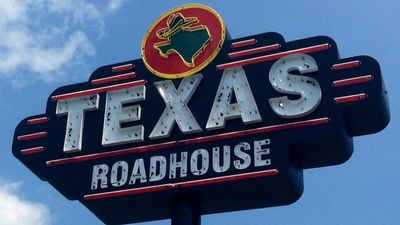 Woman found a $15 Texas Roadhouse loophole that lets her stay as long as she wants. The internet is split on whether she’s smart or selfish