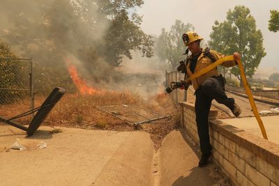 Brush fire rapidly spreading in Simi Valley forces evacuations