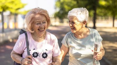 I’m a personal trainer who works with seniors: this simple test can assess your fall risk as you get older. Here’s how long you should be able to do it