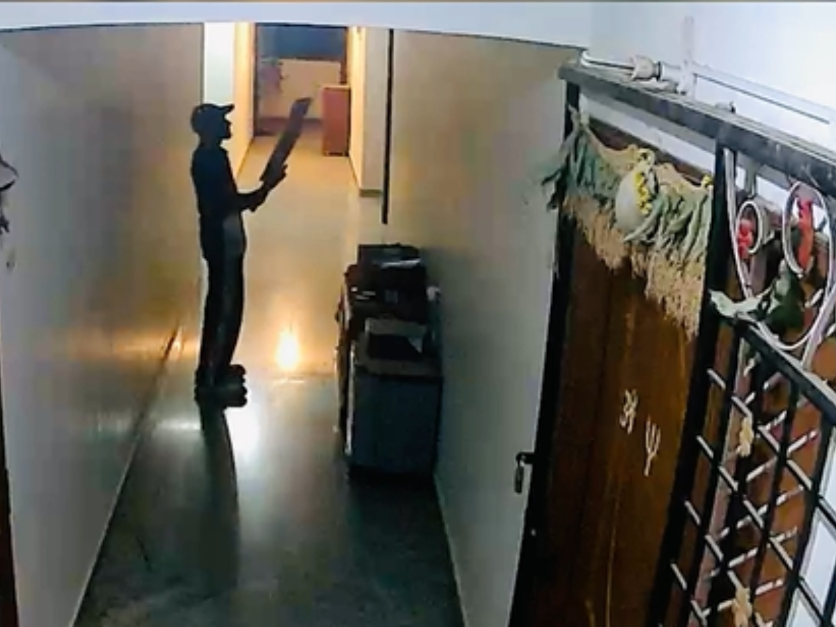 Blinkit rider picks up cricket bat after delivery, internet says ‘dreams never die’