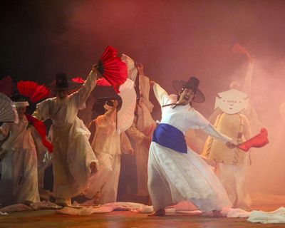If This Be Magic by Daniel Hahn review – how on earth do you translate Shakespeare?