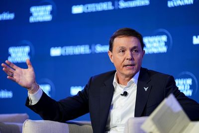 Billionaire space founder says he can tell if you’ll stay stuck in the middle class by a simple kids marshmallow test
