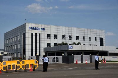 What are Samsung union workers demanding and how might a strike play out?