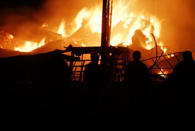 Simi Valley Fire Explodes to 1,300+ Acres: Homes Burn as Evacuations Push Into LA County Line