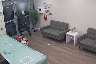 Burglar’s getaway attempt goes embarrassingly wrong after fight with door