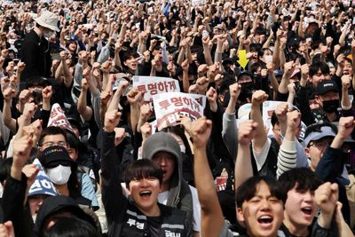 What are Samsung union workers demanding and how might a strike play out?