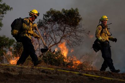 Sandy Fire: 17,000 forced to evacuate as fast-moving wildfire threatens Southern California town