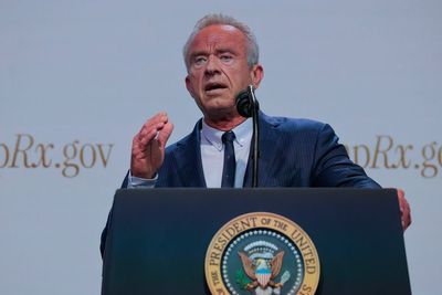 RFK Jr appears at White House event with visible hand bruising
