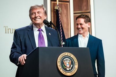 Donald Trump Insists 'I Look So Thin' in Bizarre Briefing as Experts Warn of 'Advancing Dementia' Signs