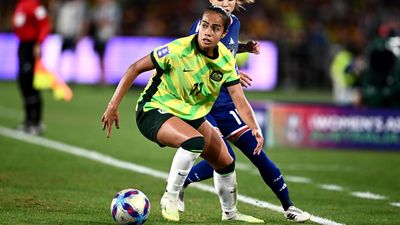 Big guns return as Matildas call up teen goalkeeper