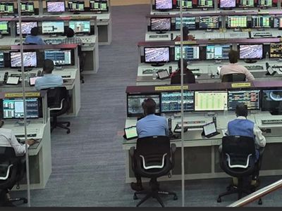 UBS sees mixed outlook for Indian IT sector, mid-tier firms outperform large caps amid AI shift