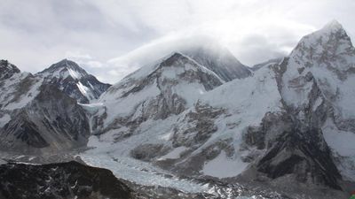 Teenager becomes youngest Australian to summit Everest