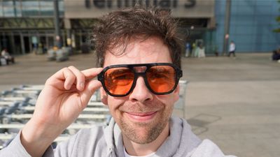 I switched my Ray-Ban Metas for L’Atitude 52°N for a month, and while there’s cool features for explorers, it’s no contest