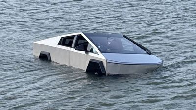 Texas cops fish sunken Cybertruck from lake, arrest driver, Elon Musk’s aquatic promises apparently overstated