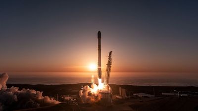 SpaceX launches Starlink satellites on stunning sunset Falcon 9 flight (video)
