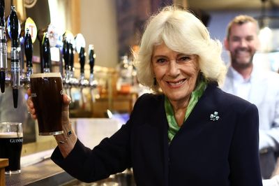 Pure genius: Queen applauded for efforts pouring pint of Guinness