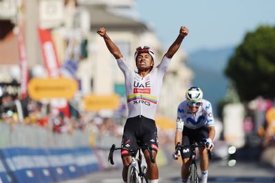 Jhonatan Narvaez takes third stage win of Giro d’Italia as Afonso Eulalio clings on to pink jersey