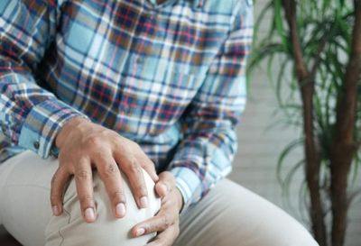 Forget Pain Pills: Knee Bracing, Water Therapy and Exercise Beat Drugs for Arthritis Pain, New Study Finds
