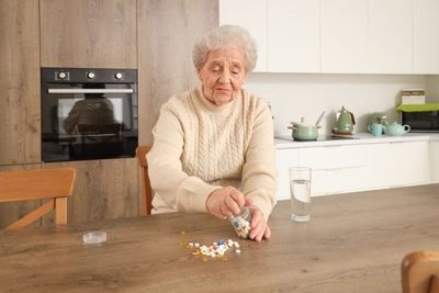 Dangerous Prescriptions: 6 Common Medications Doctors Are Now Warning Seniors Over 75 to Avoid