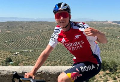 Remco Evenepoel trains in football jersey to celebrate Arsenal's Premier League title