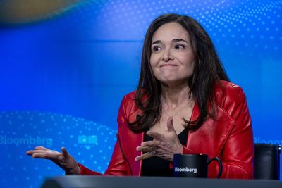 Ex-Facebook exec Sheryl Sandberg tells Gen Z the 10-year career plan is dead thanks to AI: 'Don't script your career when the future is uncertain'