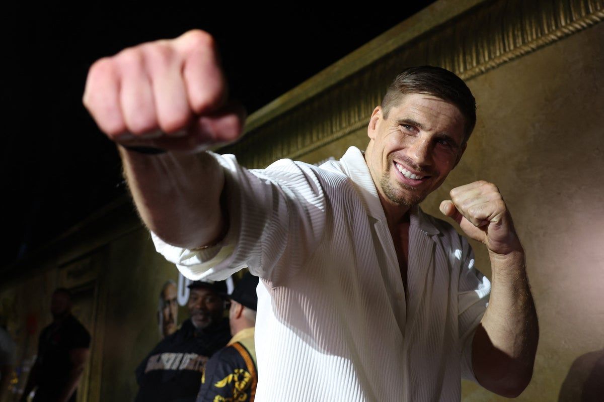 Rico Verhoeven recreates mother’s photos at pyramids…