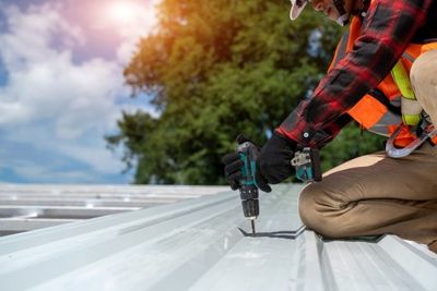 9 Warning Signs Your Roofing Contractor Is About to Scam You