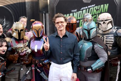 Pedro Pascal Says The Mandalorian is a Real 'Papá Latino'