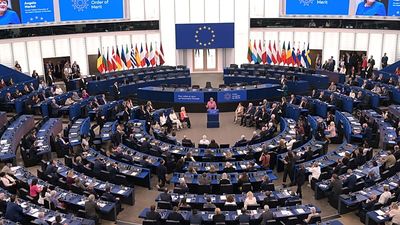 Fact-check: No, 'claqueurs' did not applaud Merkel at European Parliament
