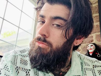 Zayn Malik Attacked: Angry Audience Member Throws Water Bottles At Singer Weeks After Hospitalisation