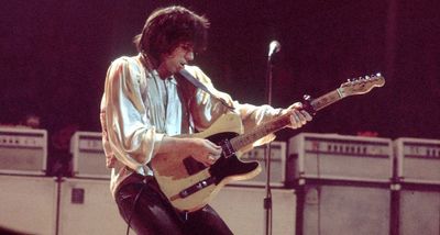 “Reminiscent of Joni Mitchell’s jazzier moments… but no strings were retuned to create it!” 5 chords that sound like they’re in an open tuning (but aren’t)