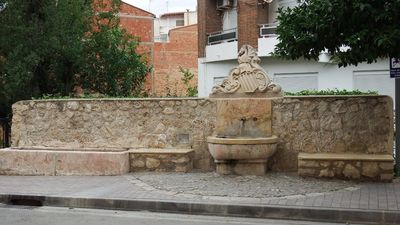 Man saunters over to a public fountain to wash his hands, the problem is, they were covered in the blood of his girlfriend