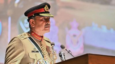 Pakistan army chief in Tehran as Iran weighs US peace offer