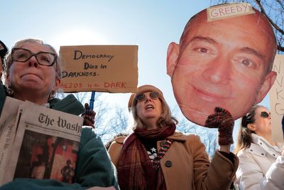 Bezos is still praising Trump, but he’s preparing for a future after him